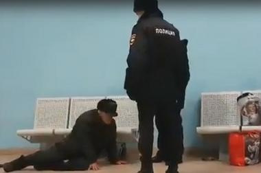 В Башкирии на вокзале полицейские скинули пенсионера со скамейки — проводится проверка