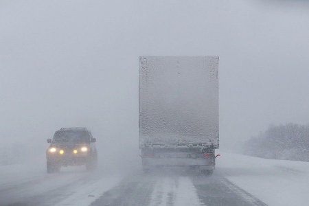 Из-за снегопада на участке трассы Уфа — Оренбург введено ограничение движения транспорта