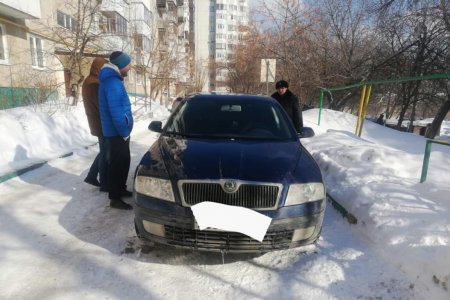В Уфе снежные глыбы упали на мужчину и автомобиль