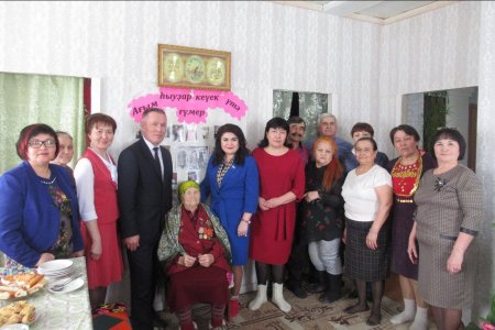 В Баймакском районе Башкортостана долгожительниц поздравили с 8 марта