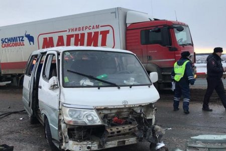 В Башкирии водитель за рулем китайского минивэна наехал на ограждение, один пассажир погиб