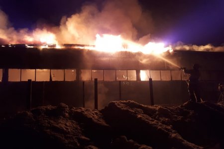 В Уфе 40 огнеборцев тушили крупный пожар на складе картонных изделий