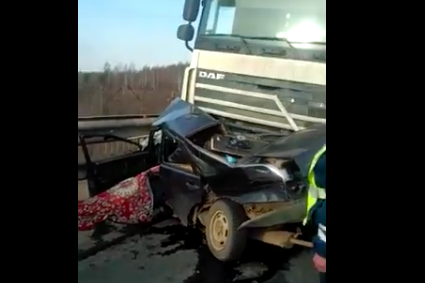 Под Уфой автомобиль «ВАЗ-2199» смяло при столкновении с фурой, есть погибший