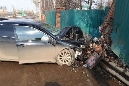 В Башкортостане водитель за рулем «Тойоты Камри» врезался в кирпичный столб забора
