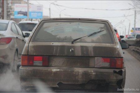 «Уже лобовых стекол не видно»: в мэрии Уфы призвали водителей помыть автомобили