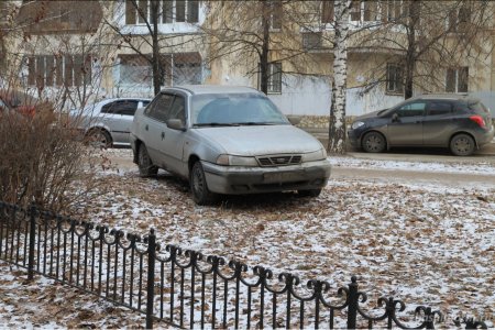 В Башкортостане ввели штрафы за парковку на газонах и детских площадках
