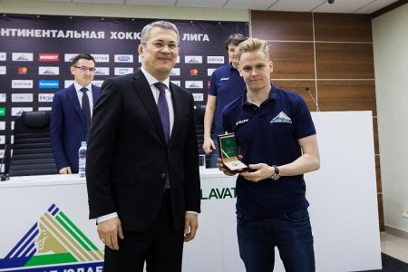 Радий Хабиров вручил двум игрокам ХК «Салават Юлаев» республиканские награды
