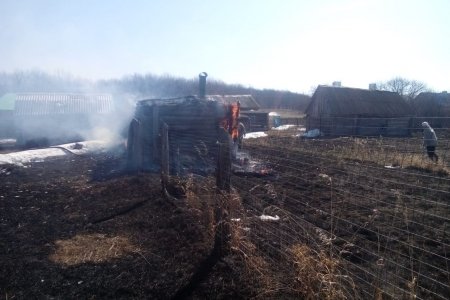В Башкортостане женщина устроила пожар, сжигая мусор во дворе