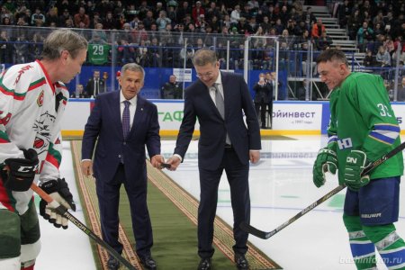 Радий Хабиров и Рустам Минниханов произвели символическое вбрасывание на матче ветеранов