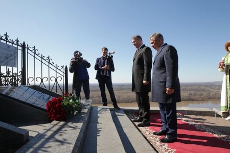 Радий Хабиров и Рустам Минниханов возложили цветы к памятнику Салавату Юлаеву