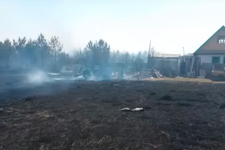 В Башкортостане огонь с травы перекинулся на три садовых дома и две надворные постройки