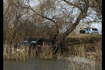 В Давлекановском районе Башкортостана в воду упал автомобиль, водитель погиб