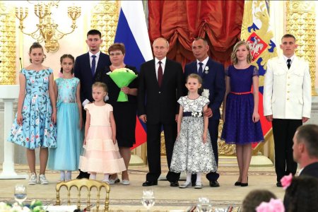 Владимир Путин наградил многодетную семью из Башкортостана орденом «Родительская слава»