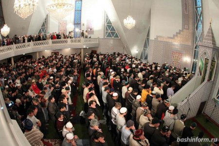 Радий Хабиров прочитал праздничный намаз в уфимской мечети «Ляля-Тюльпан»