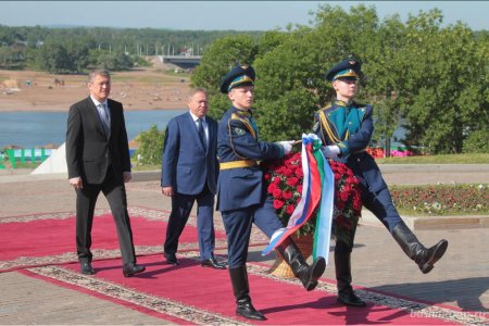 Радий Хабиров в День России возложил цветы к Монументу Дружбы и памятнику Салавату Юлаеву