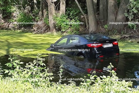 В Башкортостане водитель едва не «утопил» свою машину в водоеме - ВИДЕО