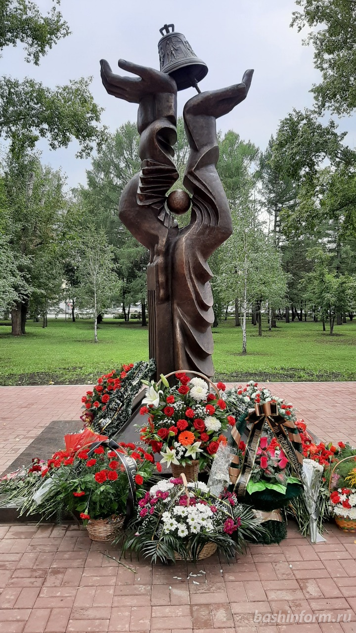 В Уфе, в сквере 50-летия Победы установили памятник ликвидаторам Чернобыльской катастрофы