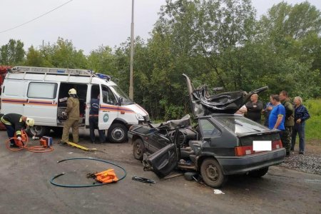В Уфе ВАЗ-2114 столкнулся с КамАЗом, водитель госпитализирован