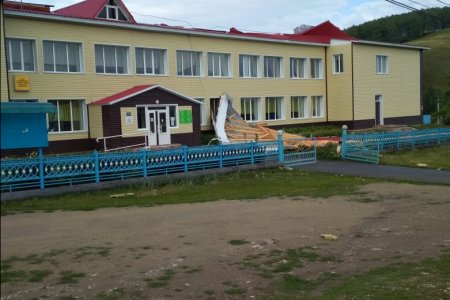 В Башкортостане сильный ветер повредил крышу сельского спортзала
