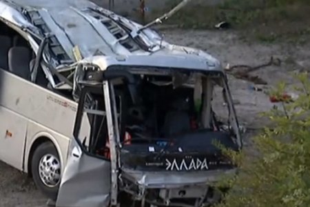 В Краснодарском крае автобус с туристами улетел в 30-метровый обрыв после лобового ДТП: есть погибшие