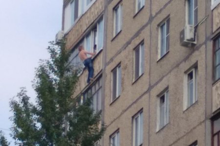 В Уфе мужчина едва не упал с балкона восьмого этажа