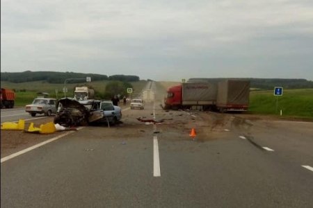 В Стерлитамакском районе Башкортостана столкнулись грузовик и легковой автомобиль