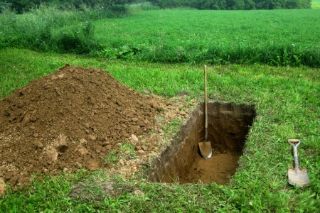 На кладбище под Уфой неизвестные пытались выкопать мертвеца из могилы