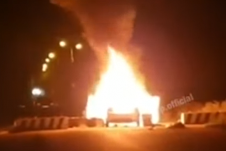Машина врезалась в бетонный блок и загорелась на закрытом переезде в Башкортостане
