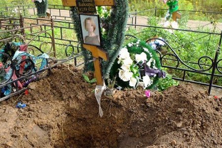 В Башкортостане неизвестные раскопали могилу умершей девушки