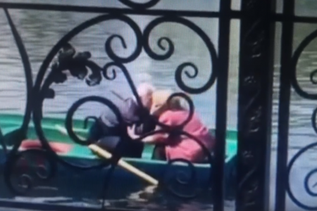 Целующаяся пожилая пара на Солдатском озере в Уфе покоряет интернет - видео