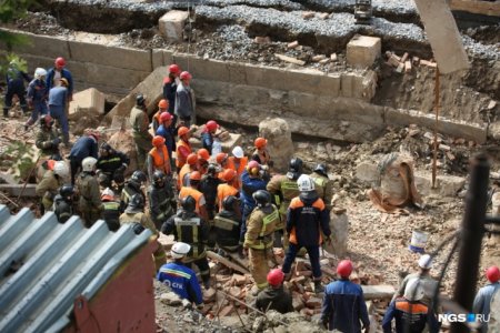 В Новосибирске рухнула стена дома, 12 человек остаются под завалами