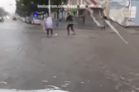 «Дождевые воды срывают обувь»: в Уфе сняли на видео последствия ливня