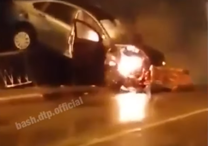 В Башкортостане сняли на видео, как машина загорелась после аварии