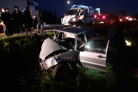 В Башкортостане легковой автомобиль столкнулся с КамАЗом, сильно пострадал один из водителей