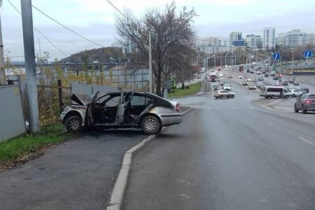 В Уфе Skoda Octavia врезалась в столб и загорелась: водителю потребовалась медпомощь