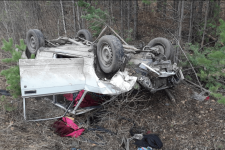 В Башкортостане спасатели из искореженного автомобиля достали двух человек