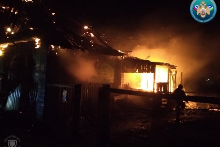 В Башкортостане при пожаре погибли 29-летняя женщина и ее двое малолетних детей - видео