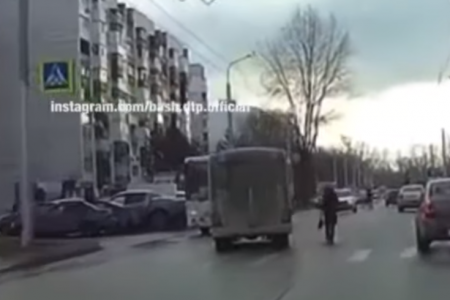Появилось видео столкновения двух пассажирских автобусов в Уфе, закончившегося смертью водителя
