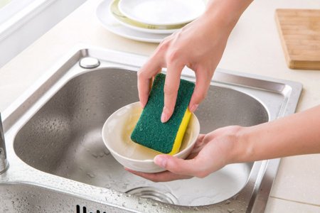 Роспотребнадзор предупредил об опасности губок для мытья посуды