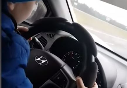 «Не нуждаюсь в ваших комментах!»: в Татарстане мать посадила за руль ребенка, разогнавшегося до 130 км/ч