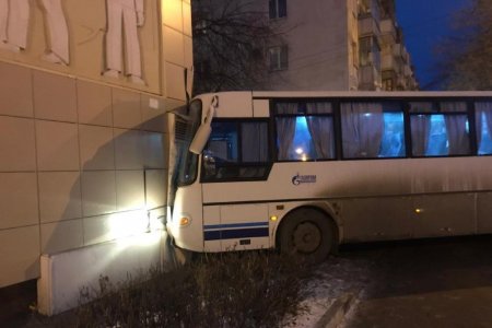 В Уфе вахтовый автобус врезался в жилой дом: четыре человека в больнице