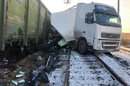 В Башкортостане фура столкнулась с грузовым поездом