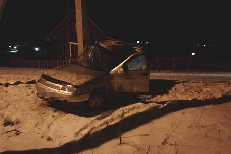В Башкортостане автомобиль врезался в электроопору: пострадала пассажирка