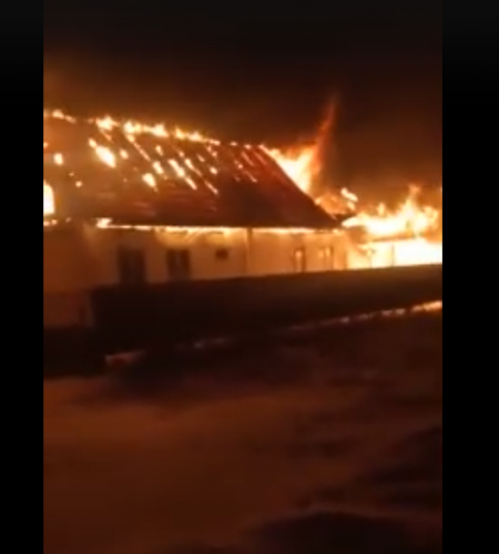 В Башкортостане из горящего дома вытащили трёх человек