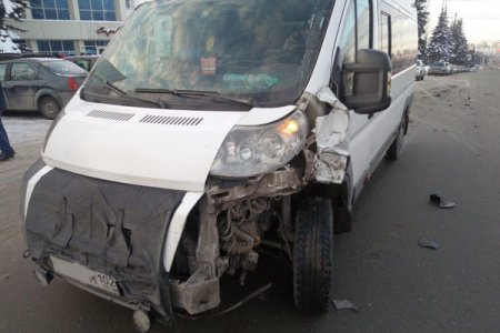 В Уфе произошло массовое ДТП с участием маршрутного микроавтобуса, есть пострадавший