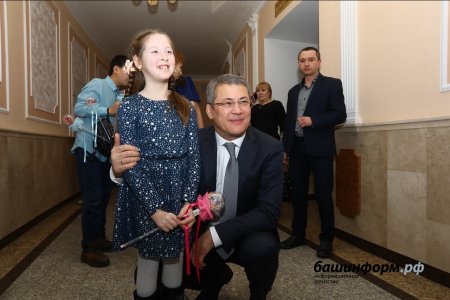 Радий Хабиров посетил благотворительную Аксаковскую елку