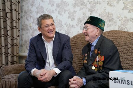 Радий Хабиров подарил 93-летнему ветерану телевизор, чтобы он смотрел башкирский хоккей