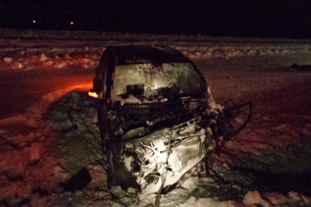 В Башкортостане спасатели достали из разбитой иномарки погибшего водителя