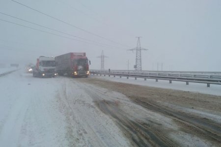 В Башкортостане трассу Р-240 в районе села Толбазы занесло снегом, работает техника