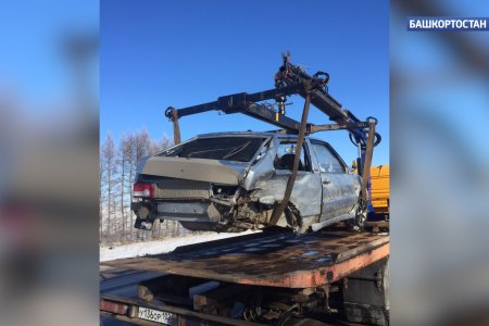 При лобовом столкновении на трассе в Башкортостане у одного из автомобилей вырвало задний мост